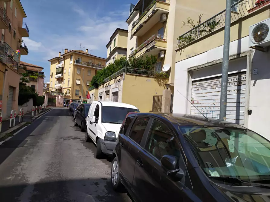 Immagine 17 di Negozio in vendita  in via alessandro avoli a Roma