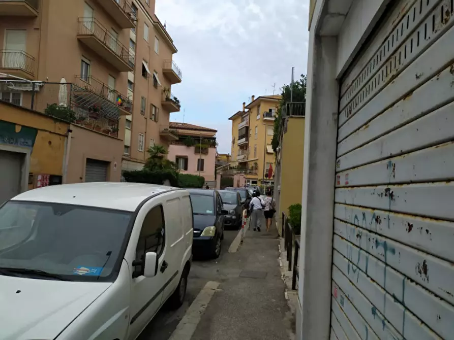 Immagine 17 di Negozio in vendita  in via alessandro avoli a Roma