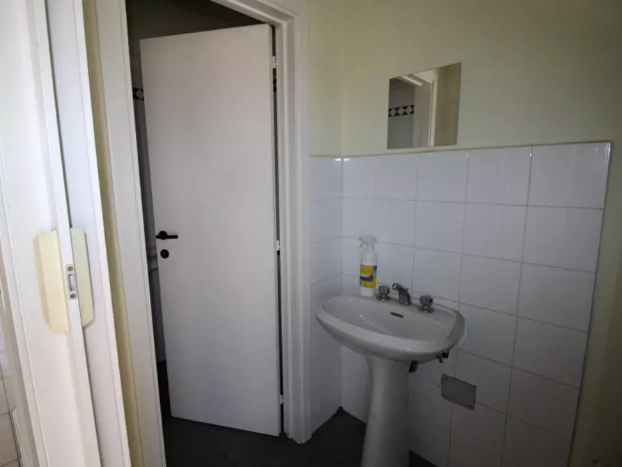 Immagine 3 di Negozio in vendita  in viale matteotti a Montevarchi