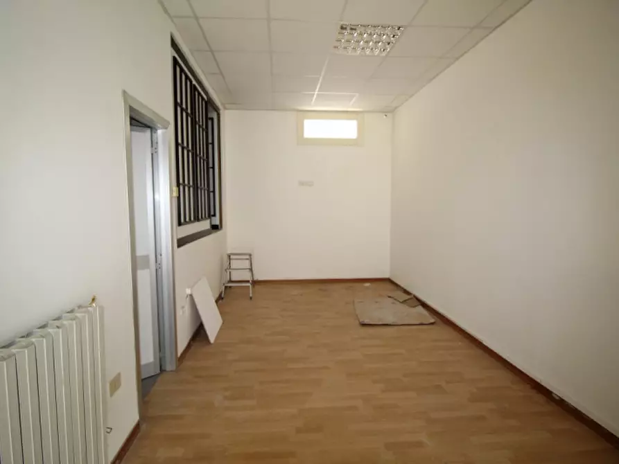 Immagine 4 di Negozio in vendita  in viale matteotti a Montevarchi