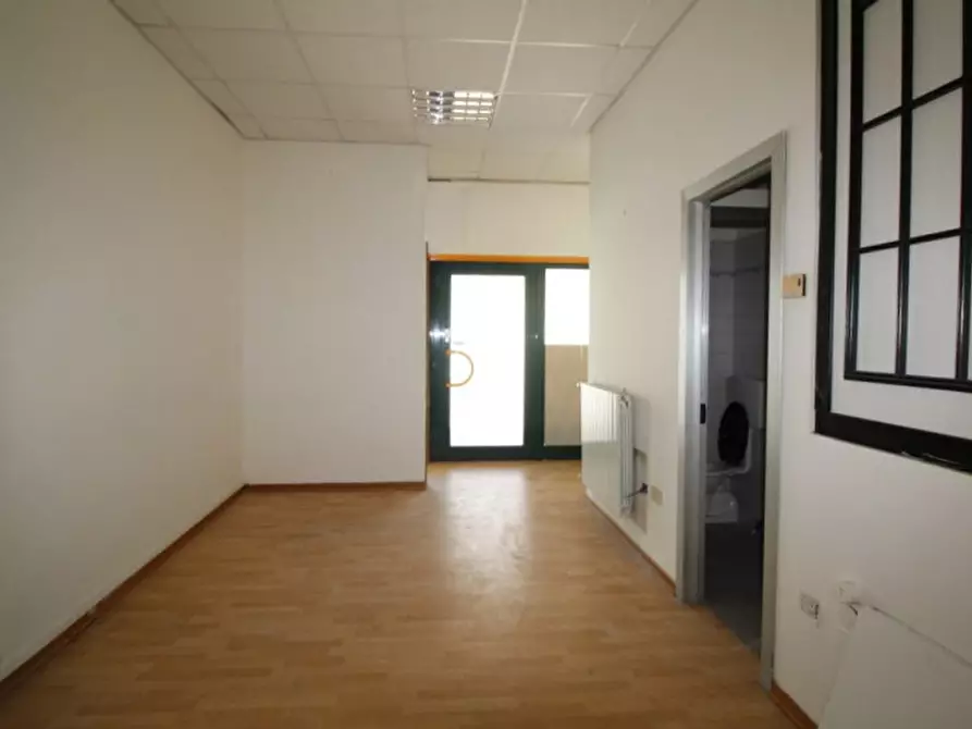 Immagine 7 di Negozio in vendita  in viale matteotti a Montevarchi