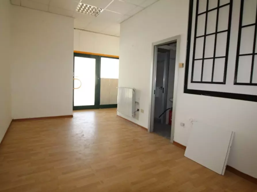 Immagine 8 di Negozio in vendita  in viale matteotti a Montevarchi