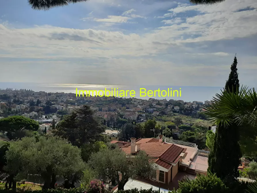 Immagine 1 di Villa in vendita  in VIA BELLAVISTA a Bordighera
