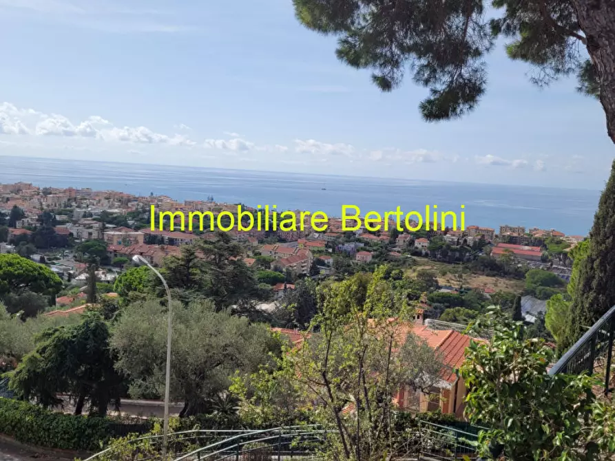 Immagine 1 di Villa in vendita  in VIA BELLAVISTA a Bordighera