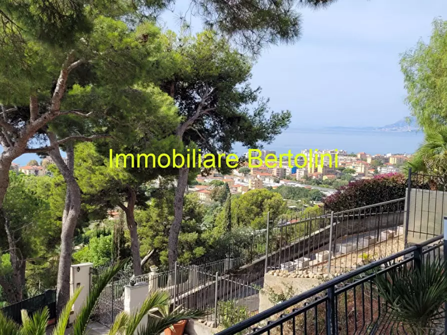 Immagine 2 di Villa in vendita  in VIA BELLAVISTA a Bordighera