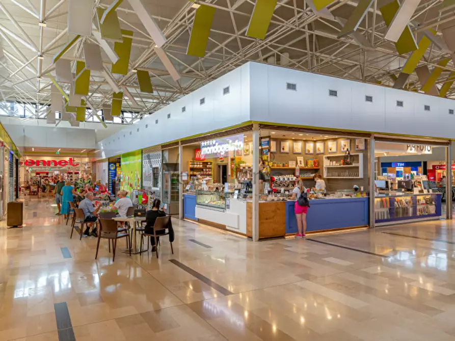 Immagine 2 di Attività commerciale in vendita  a Como