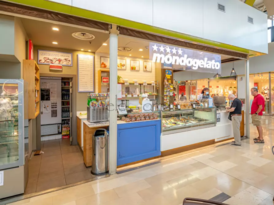 Immagine 3 di Attività commerciale in vendita  a Como