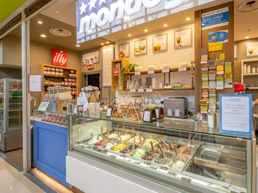 Immagine 4 di Attività commerciale in vendita  a Como