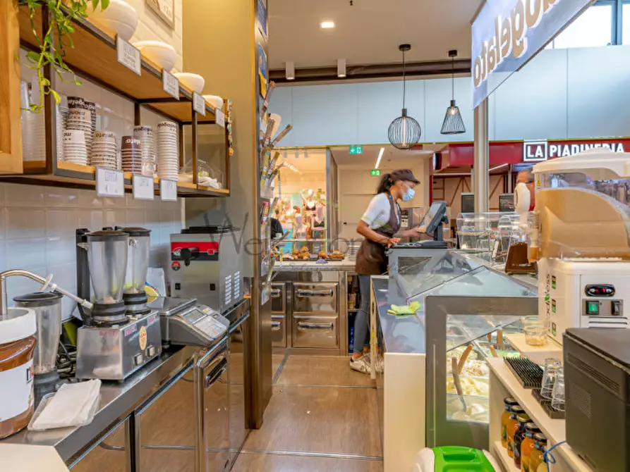 Immagine 5 di Attività commerciale in vendita  a Como