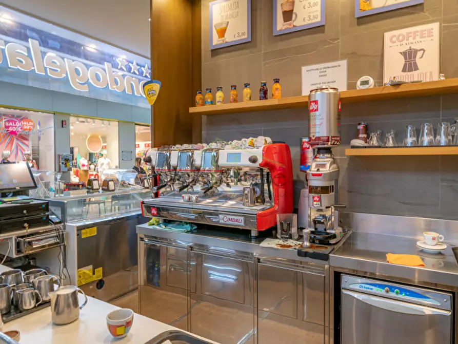 Immagine 6 di Attività commerciale in vendita  a Como