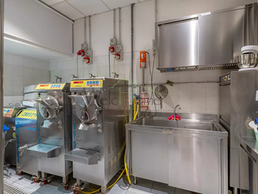 Immagine 7 di Attività commerciale in vendita  a Como