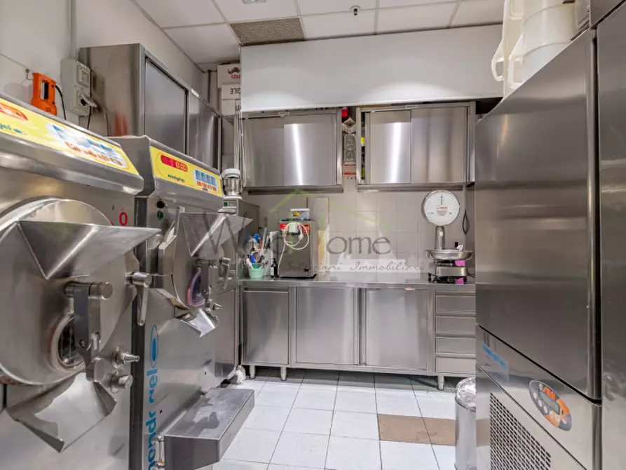 Immagine 8 di Attività commerciale in vendita  a Como