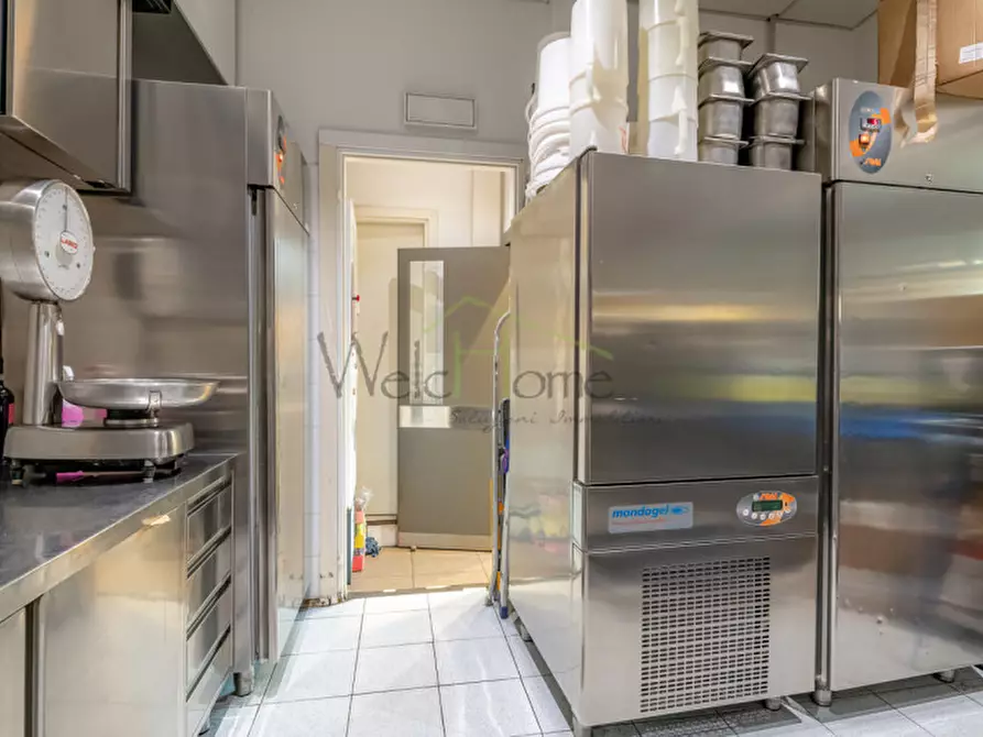 Immagine 9 di Attività commerciale in vendita  a Como