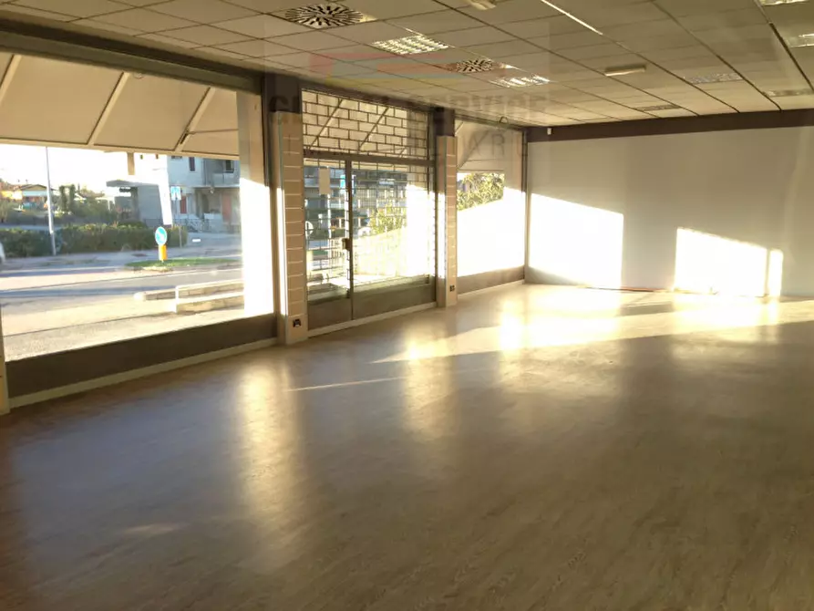 Immagine 1 di Negozio in vendita  in Via Statale, 125 a Calcinato