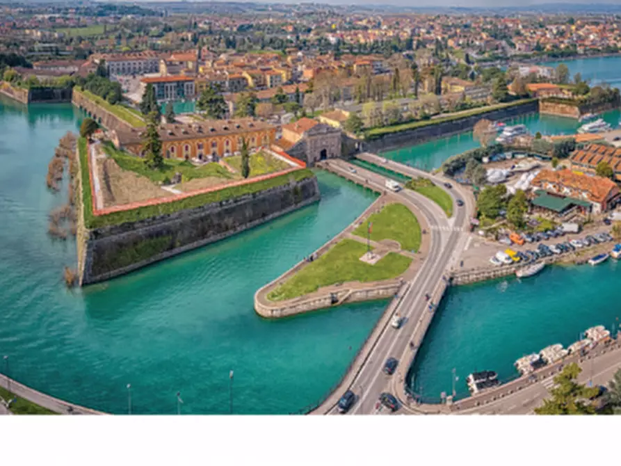 Immagine 10 di Appartamento in vendita  in Via G. Falcone n.14 a Peschiera Del Garda