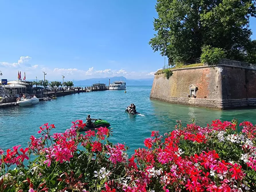 Immagine 13 di Appartamento in vendita  in Via G. Falcone n.14 a Peschiera Del Garda