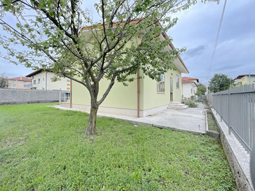 Immagine 1 di Casa indipendente in vendita  in Via Buttrio a Udine