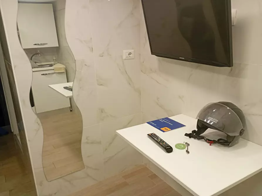 Immagine 9 di Appartamento in affitto  in Vico 2 foglie a Santa Chiara a Napoli