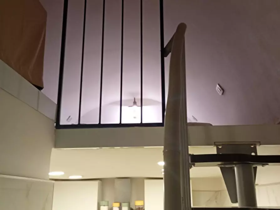 Immagine 15 di Appartamento in affitto  in Vico 2 foglie a Santa Chiara a Napoli