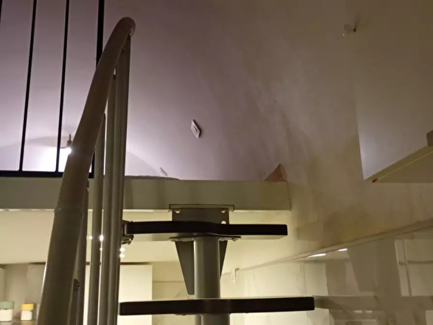 Immagine 17 di Appartamento in affitto  in Vico 2 foglie a Santa Chiara a Napoli