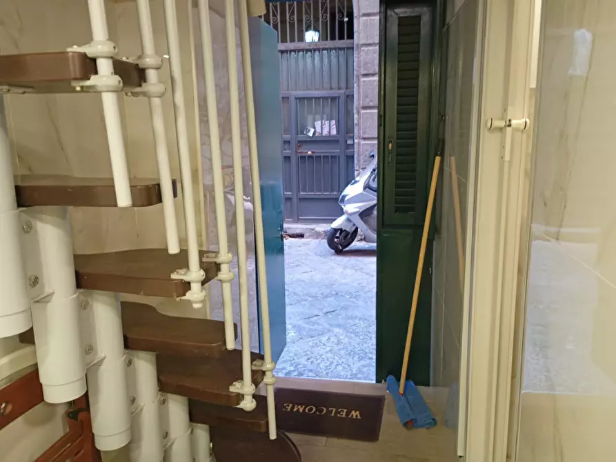 Immagine 19 di Appartamento in affitto  in Vico 2 foglie a Santa Chiara a Napoli