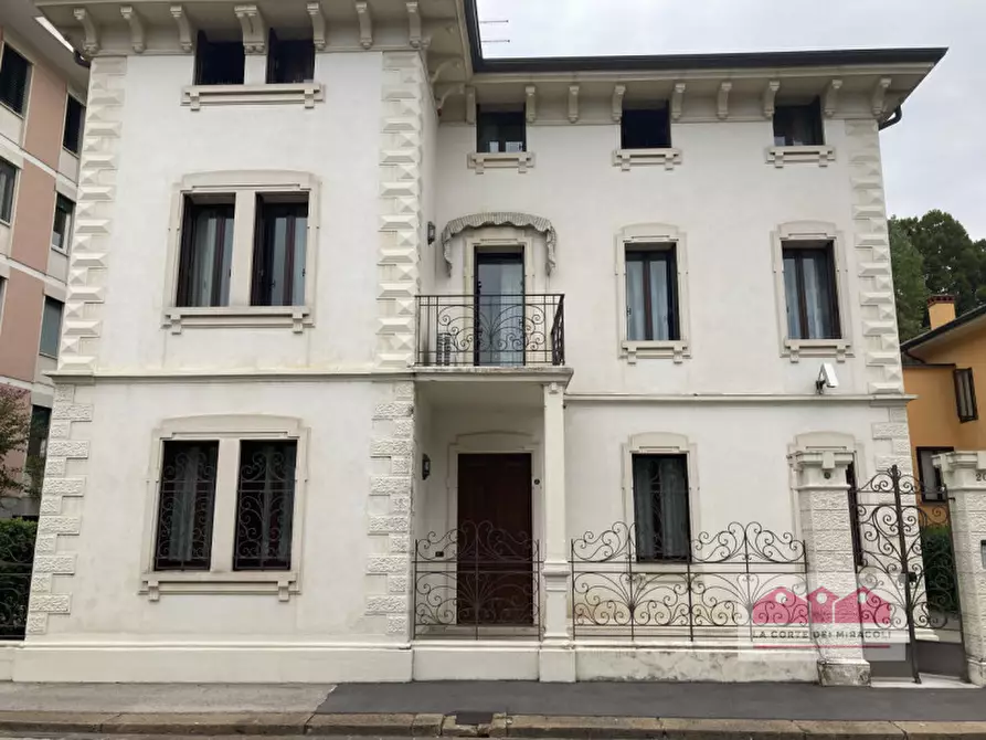 Immagine 1 di Villa in vendita  in Via de Amicis a Vicenza