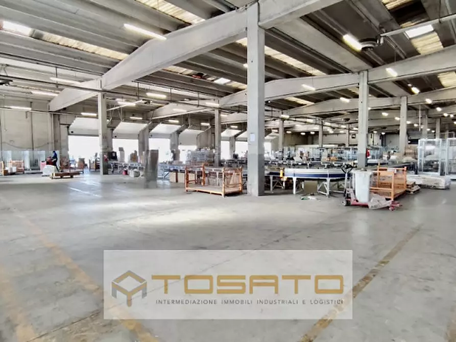 Immagine 1 di Capannone industriale in affitto  a Verona