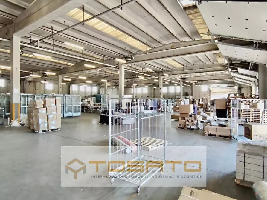 Immagine 1 di Capannone industriale in affitto  a Verona