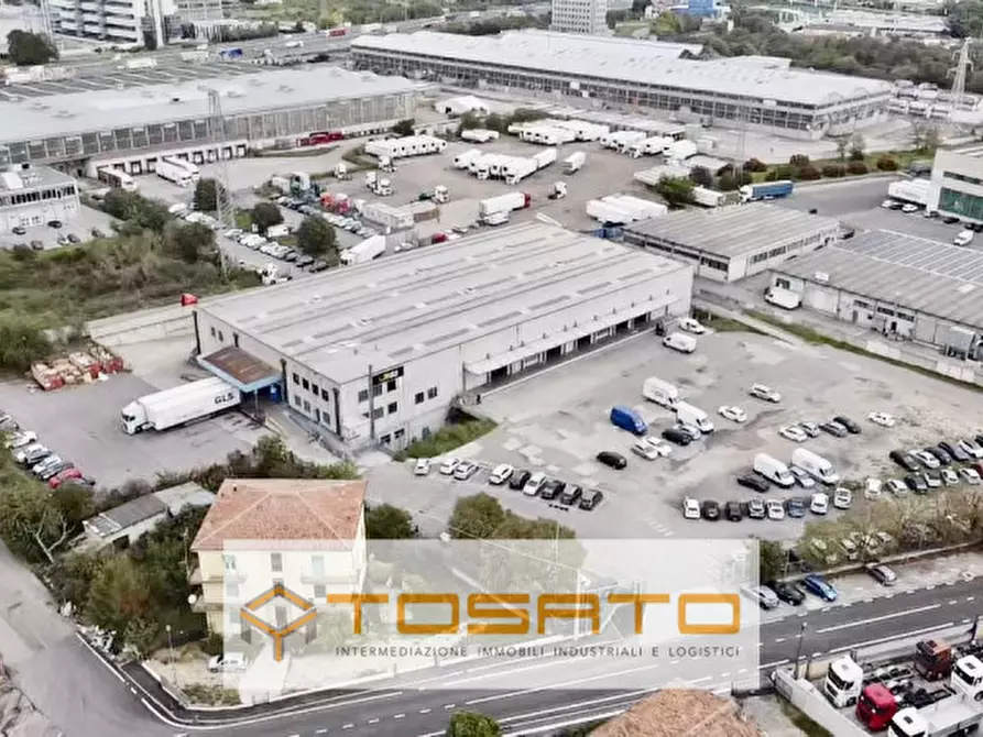 Immagine 10 di Capannone industriale in affitto  a Verona