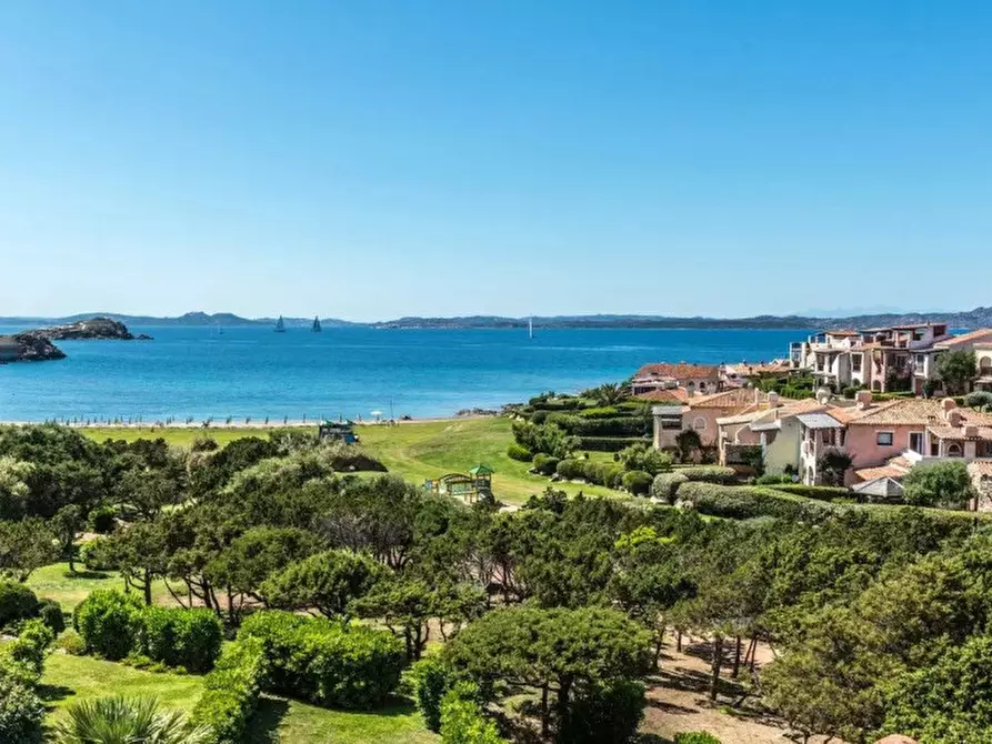 Immagine 26 di Appartamento in vendita  a Arzachena