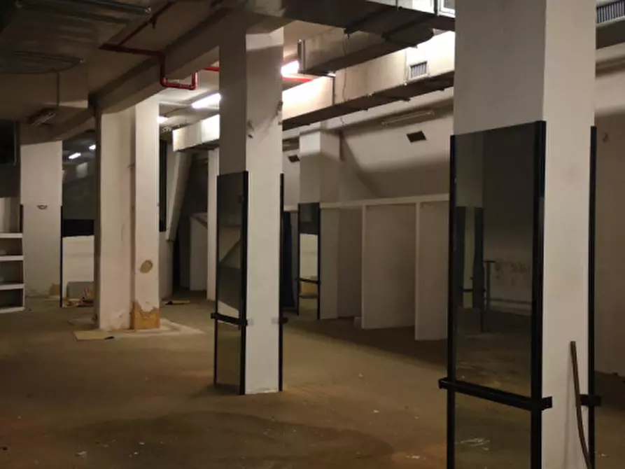 Immagine 1 di Negozio in affitto  in Giacomo Bove a Roma