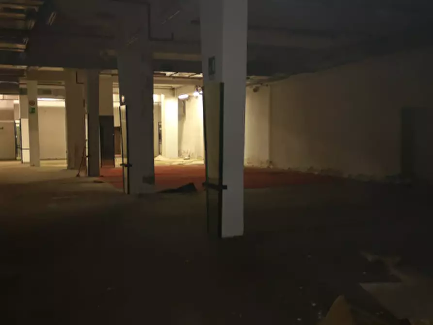 Immagine 6 di Negozio in affitto  in Giacomo Bove a Roma