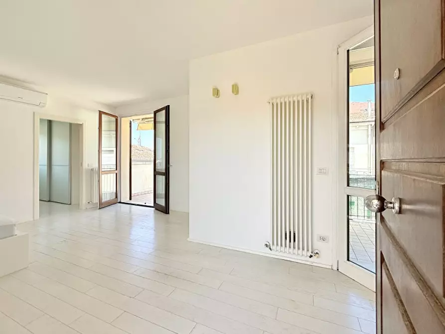 Immagine 3 di Appartamento in vendita  in viale Carbonia a Riccione