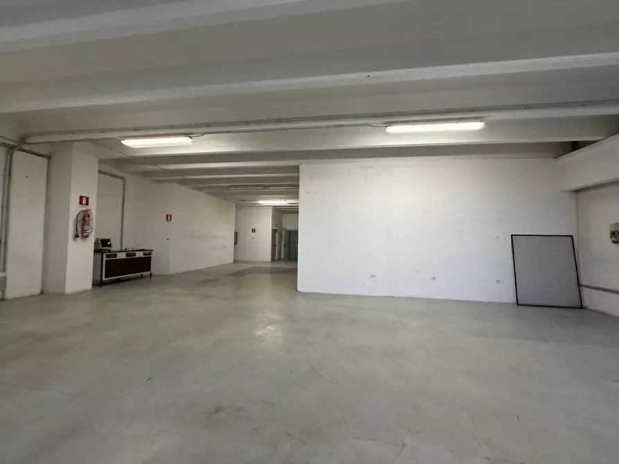 Immagine 15 di Capannone industriale in affitto  in Via Barovier a Abano Terme