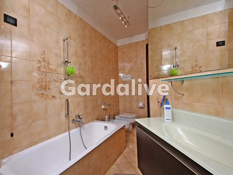 Immagine 10 di Appartamento in vendita  in Via Federico Odorici a Salò