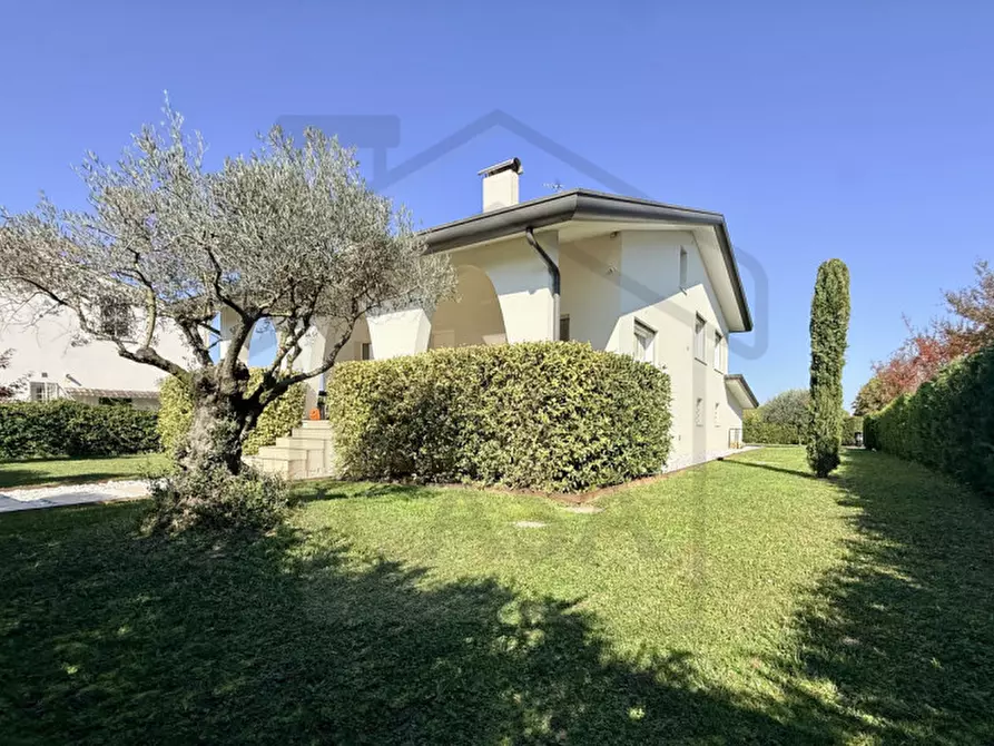 Immagine 1 di Villa in vendita  in Via Cadore a Padova