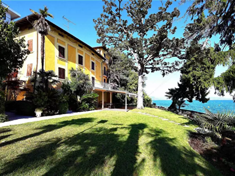 Immagine 1 di Villa in vendita  a Manerba Del Garda