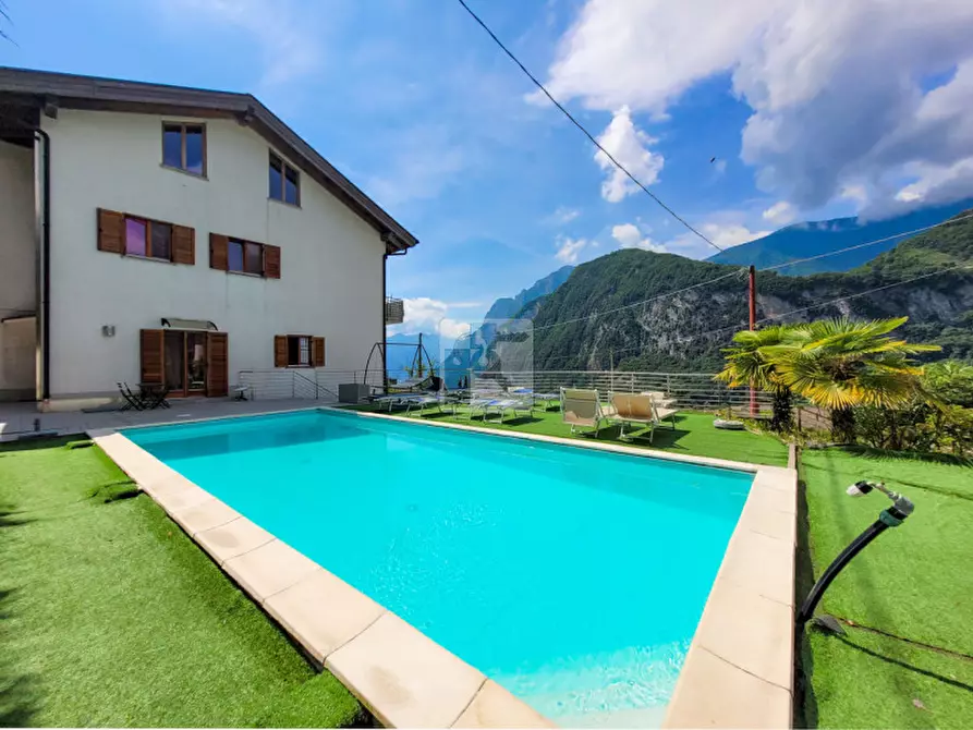 Immagine 1 di Villa in vendita  in Via dei Laghi a Tenno