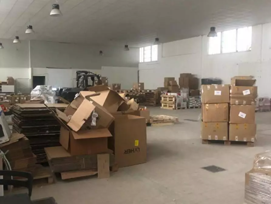 Immagine 3 di Capannone industriale in affitto  in VIA MONTELEONE DI FERMO a Roma