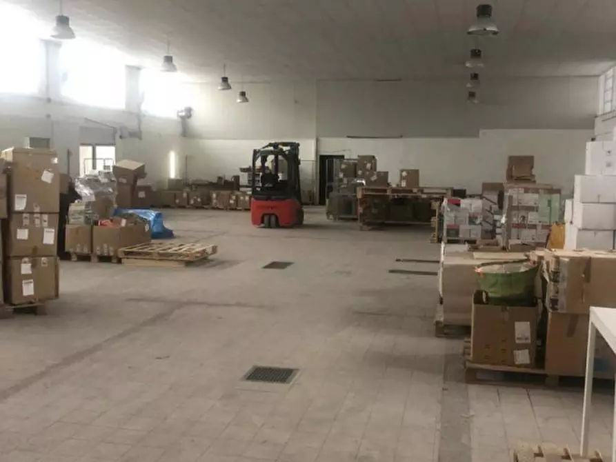 Immagine 9 di Capannone industriale in affitto  in VIA MONTELEONE DI FERMO a Roma