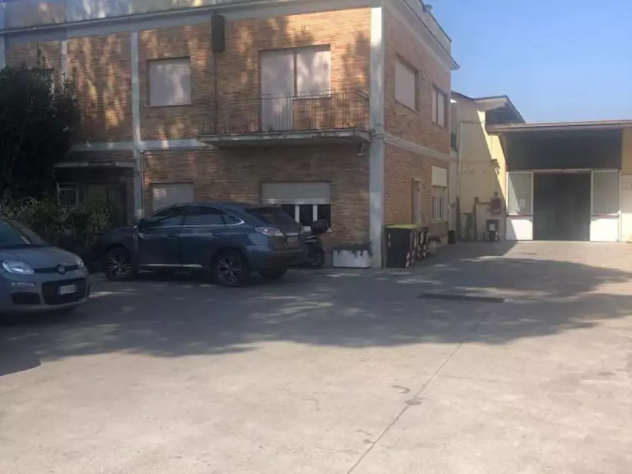 Immagine 10 di Capannone industriale in affitto  in VIA MONTELEONE DI FERMO a Roma