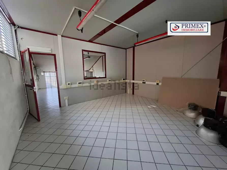 Immagine 16 di Capannone industriale in affitto  in VIA MONTELEONE DI FERMO a Roma