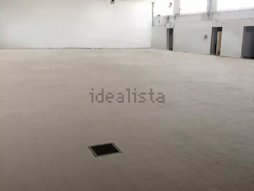 Immagine 20 di Capannone industriale in affitto  in VIA MONTELEONE DI FERMO a Roma