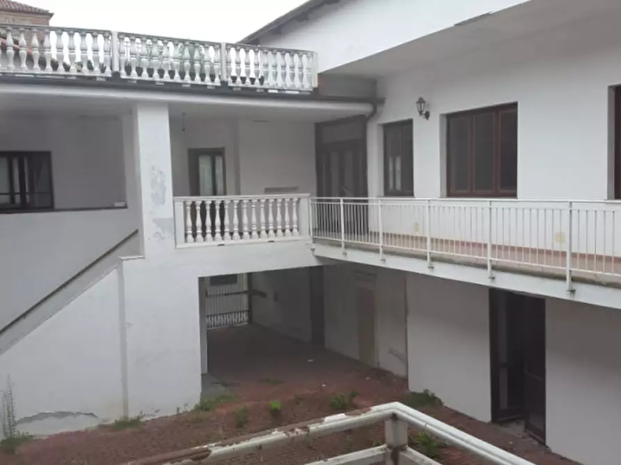 Immagine 1 di Palazzo in vendita  in VIA UMBERTO 15/17 a Cuceglio