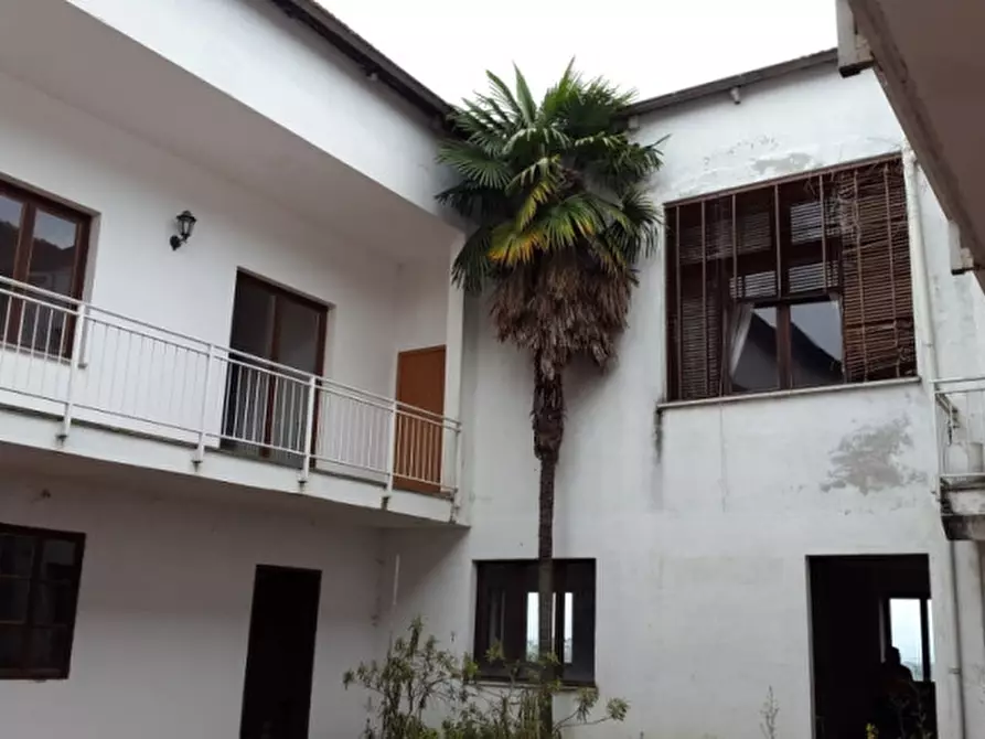 Immagine 3 di Palazzo in vendita  in VIA UMBERTO 15/17 a Cuceglio