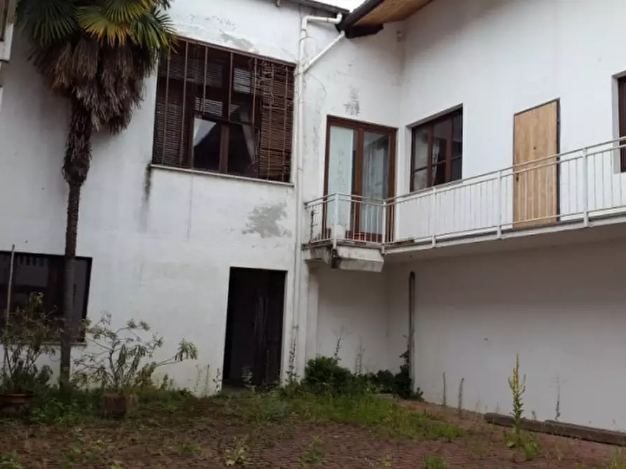 Immagine 5 di Palazzo in vendita  in VIA UMBERTO 15/17 a Cuceglio