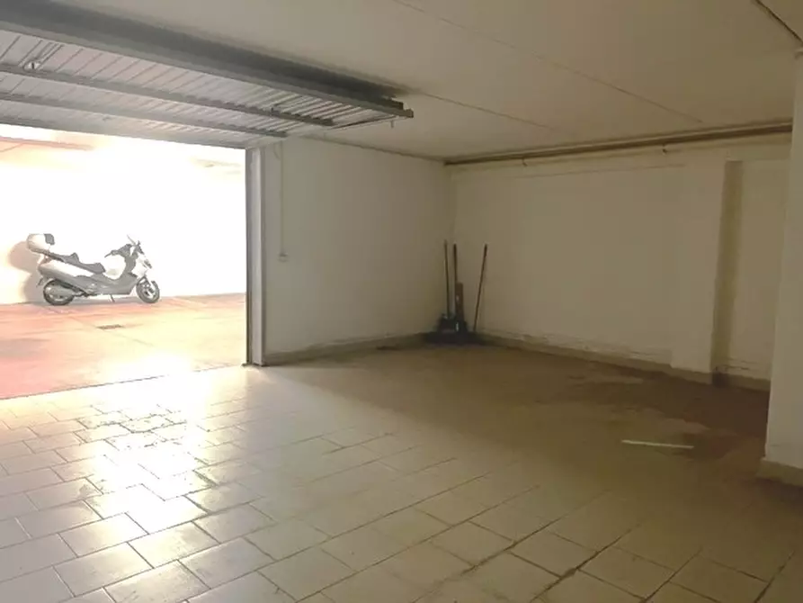 Immagine 2 di Magazzino in vendita  a Cagliari