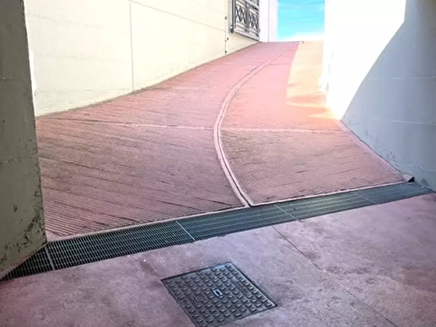 Immagine 3 di Magazzino in vendita  a Cagliari