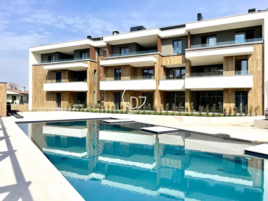 Immagine 1 di Appartamento in vendita  a Desenzano Del Garda