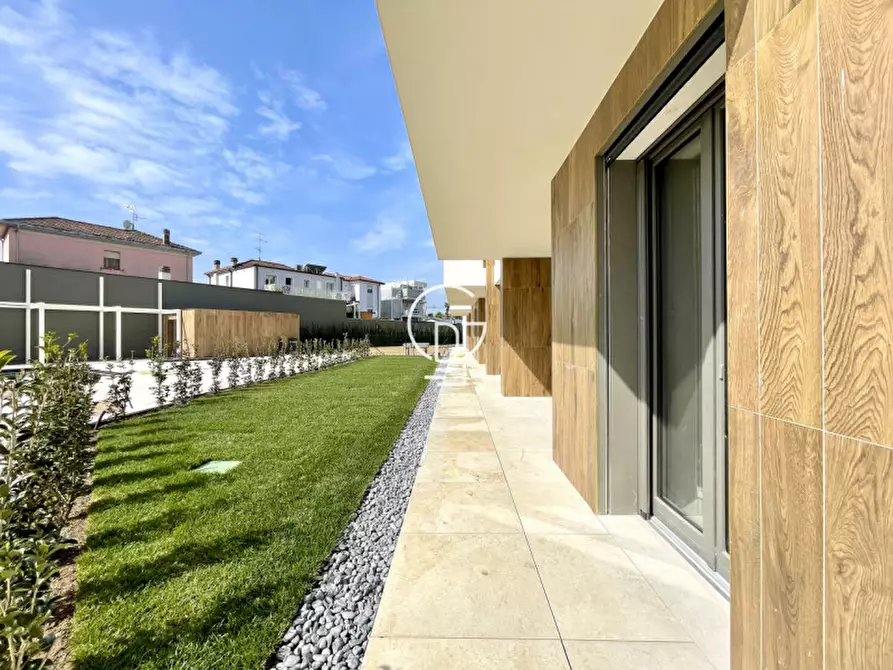 Immagine 23 di Appartamento in vendita  a Desenzano Del Garda